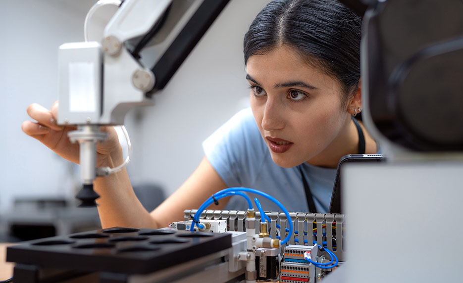 robotics-technician-with-vr-training-vr-headset-included